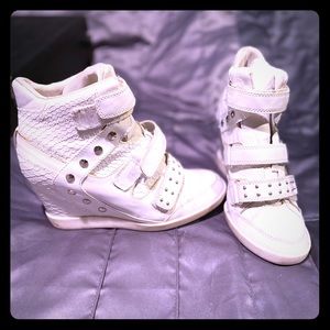 Guess studded wedge sneakers